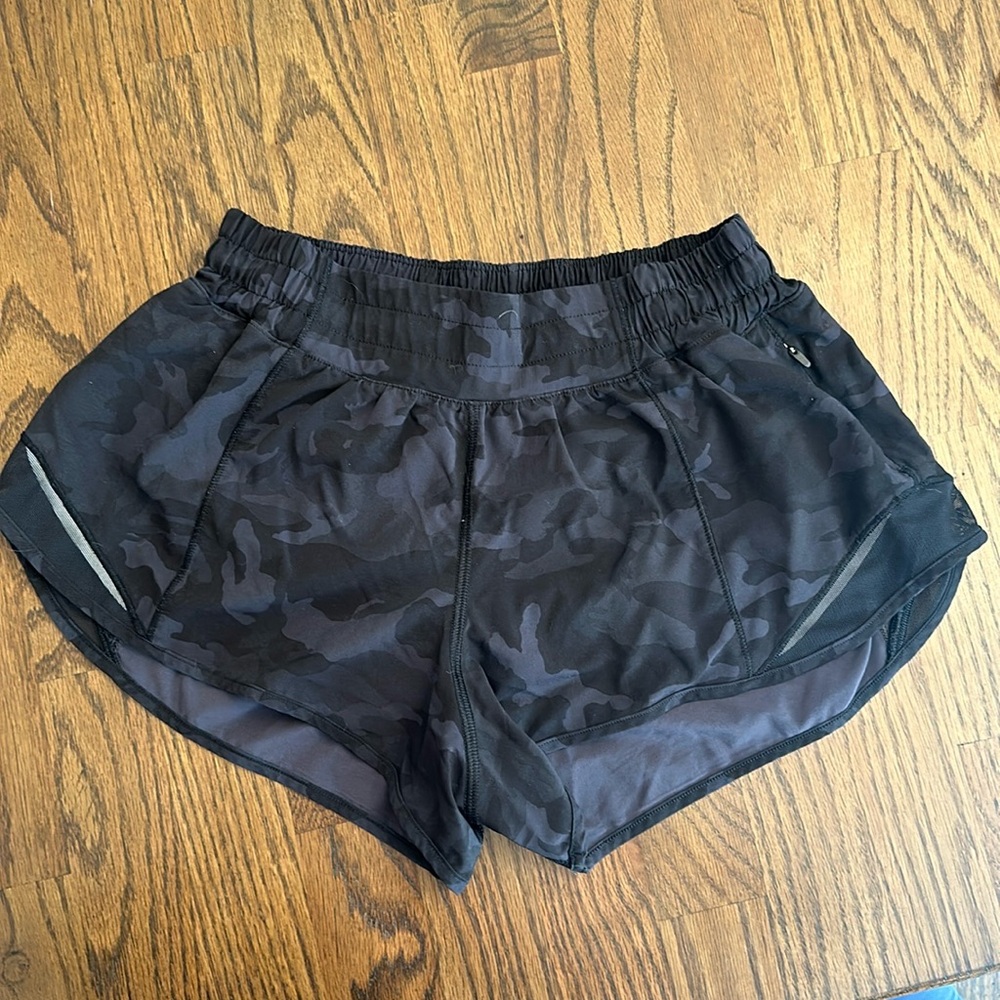 Lululemon Hotty Hot lowrise size 6 short